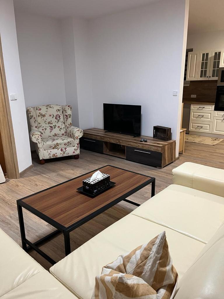 Tobias Apartment Besiny